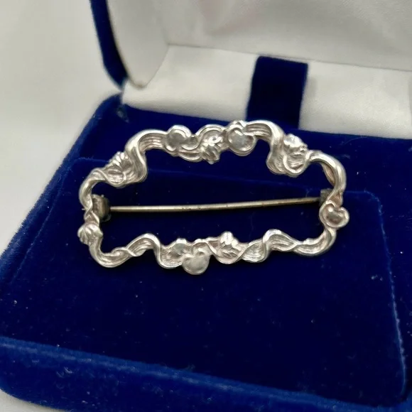 Antique Ribbon Silver Brooch​​ - Picture 7 of 7